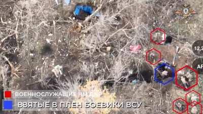 Close-range battle between Ukrainian soldiers with blue markings and Russia with red markings in Mayorsk, located between Horlivka & Bakhmut. November 2022
