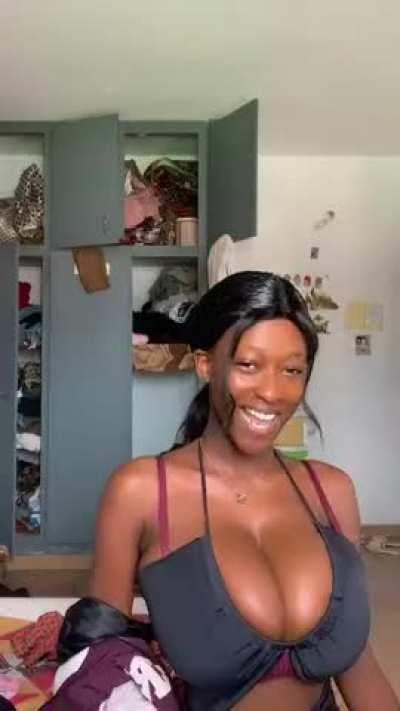 Its just a tiktok video but damn, she's 🔥🔥