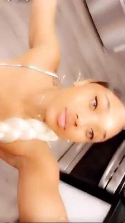 She got that step mom ass 😋🍑