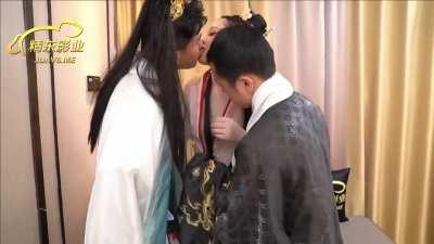 Ximeng Qing and his friends visit the kiln