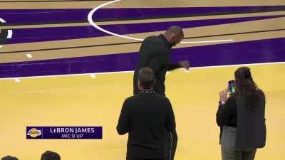 [Highlight] Lebron shows off his pump game during pre-game