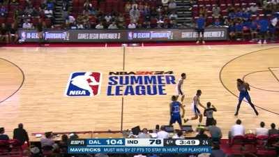 [Highlight] Mavs summer league coach Jared Dudley (up 26 points) subs in a brand new starting 5 that have not played. The new starting 5 then immediately begin running offense on the wrong basket.