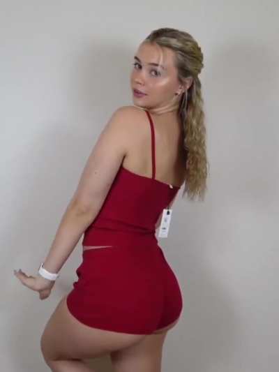 Just look at her juicy buns🥴