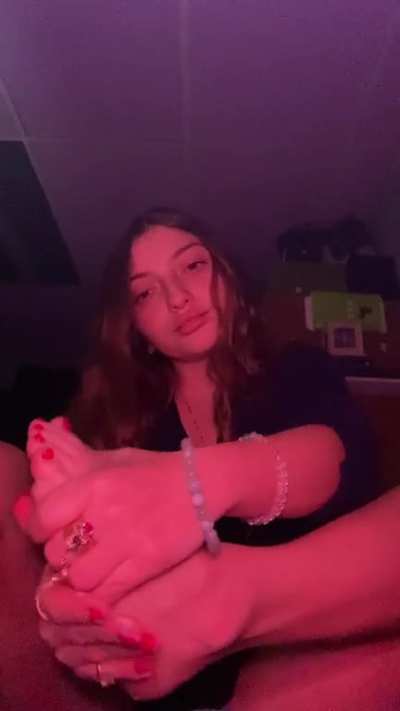 A small clip of foot asmr 🦶🏻💦