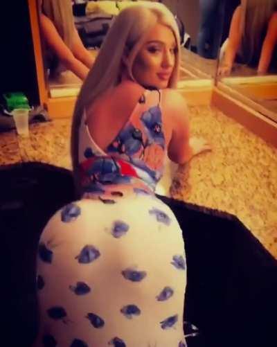Round Ass Twerking