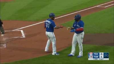 [Highlight] Teoscar absolutely destroys a ball for a 2 run shot