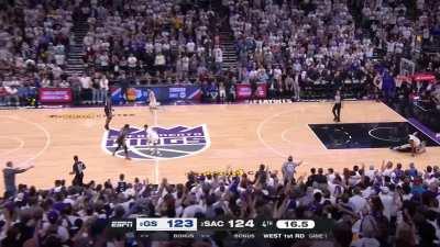 [Highlight] Draymond Green takes a seat on Sabonis, preventing him from getting involved on a crucial game defining play