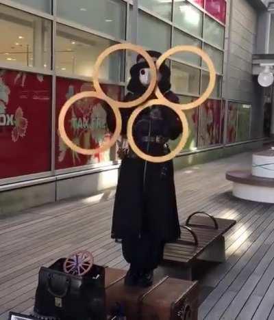 Médico da peste bubônica indo curar os manos