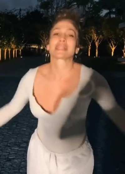 Jennifer's shaking to the beat