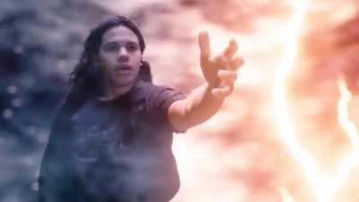 Deleted Scene from The Flash Season 2, Episode 21