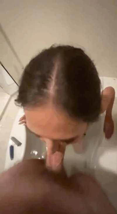 Blowing his dick before bath 