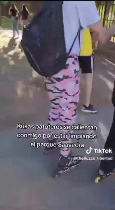 Simpatizante de LLA se enfrenta a simpatizantes de UxP por carteles en la vía pública