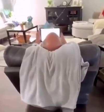 [WCGR] Playing with a feather with a cat around