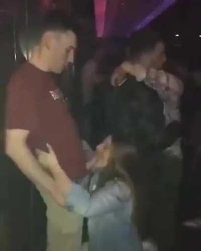 Gеttіոg Oո Hеr Kոееs іո tһе Cӏսb