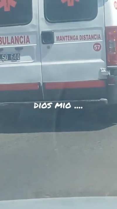 Filmaron a una ambulancia con una mano afuera circulando por Almirante Brown