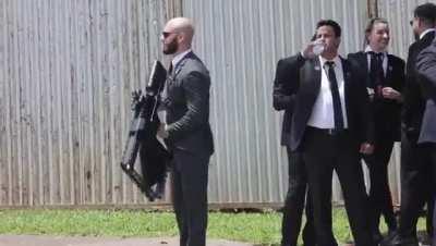 Segurança com arma anti-drone próximo à Catedral Metropolitana de Brasília.