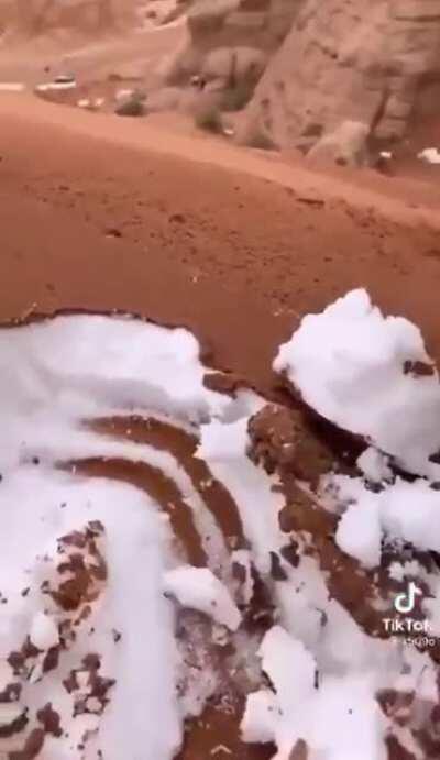 parece muito algum doce, areia sobre neve, uma combinação interessante