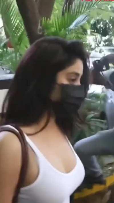 Janhvi Kapoor 👀 big growth 🤤