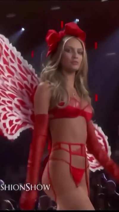Candice in the 2012 VS Fashion Show.