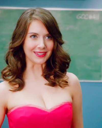 Alison Brie as Annie is the perfect combo of cute & hot