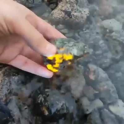 В поисках содалита: этот красивый полудрагоценный поделочный камень темно-синего цвета с прожилками при облучении ультрафиолетом светится ярко-желтым и оранжевым, напоминая раскаленную лаву.