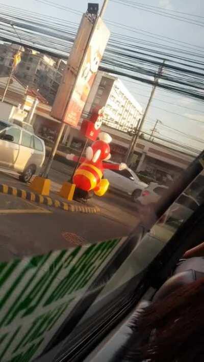 At dahil sa hirap ng buhay, napilitan na si Jollibee na mag traffic enforcer.