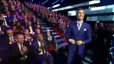 El cristinao ronaldo mensual recibien su premio The best.
