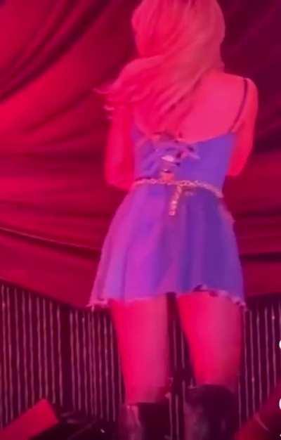 Could watch her dance around forever ❤️‍🔥