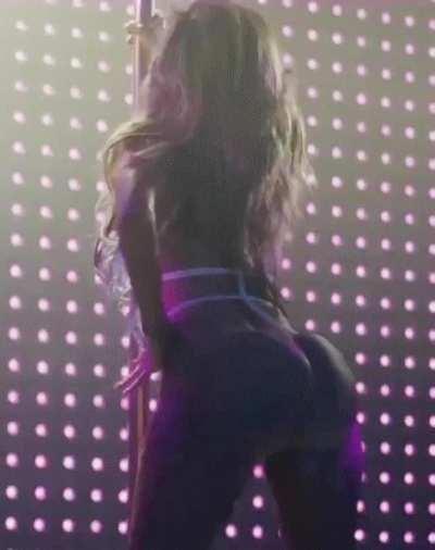 Jennifer Lopez with that jiggle