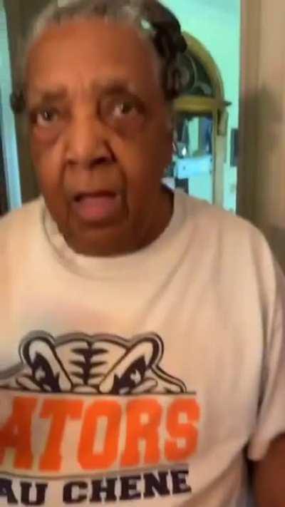 •бабуль, я не голодная •чеееееееее?