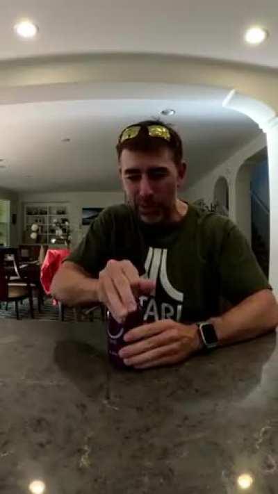 Man opens a can with one hand