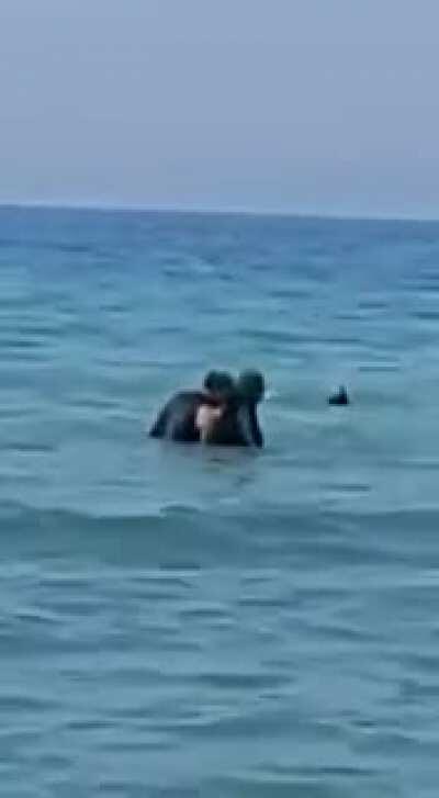 Benim başı örtülü bacımı denizde ...