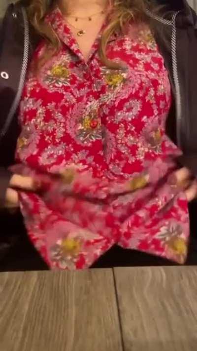 Showing off for my hook up in a busy bar (f) 👀