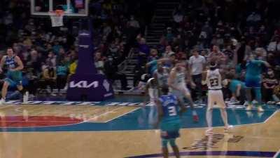 [Highlight] The Hornets turn defense into offense as Hawyard's block leads to a fast break alley-oop to Oubre