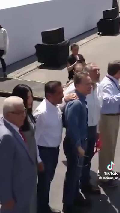 No había visto el vídeo dónde ignoran a la Presirvienta, no se que chingados tiene culpa la oposición como dijo la pendeja que bailaba en el transporte público, pero se ve que no se llevan muy bien entre ellos, recuerden que después de la revolución mexic