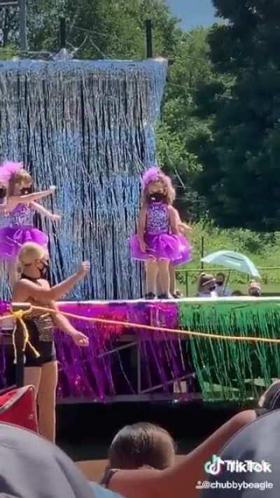 They went to their niece's outdoor dance recital and witnessed this legend