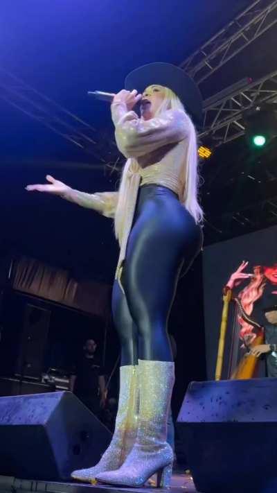 Country singer with a BBB (Beautiful Bubble Butt)