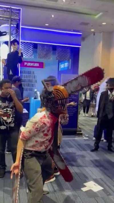 This Chainsaw man Cosplay is insane...