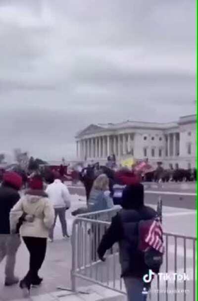 DC police welcoming protestors to move into the Capitol.