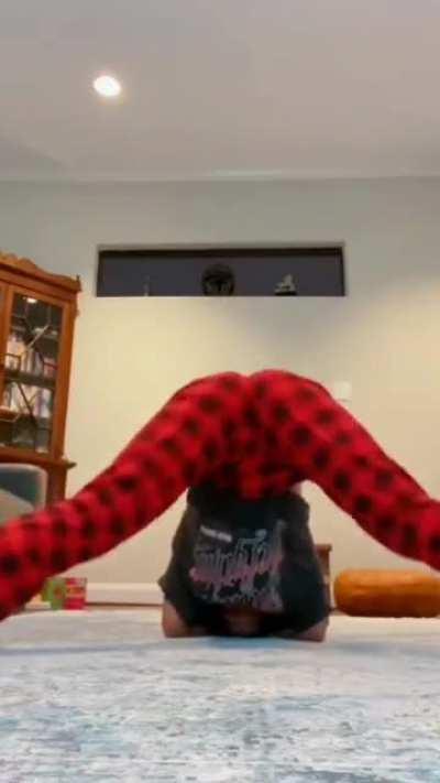 Liza koshy twerking 🍑