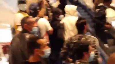 Police trying to arrest unvaccinated protestors in Paris were forced to retreat