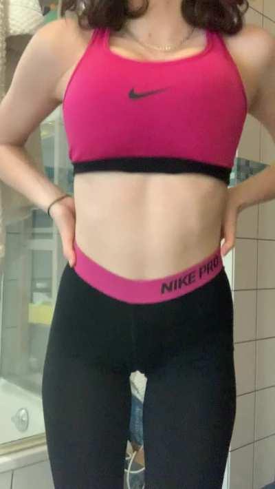 Hello internet, here are my tittys😜