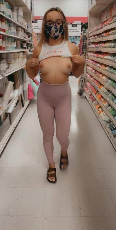 (F)irst post here😊 flashing my boobs in public 😳