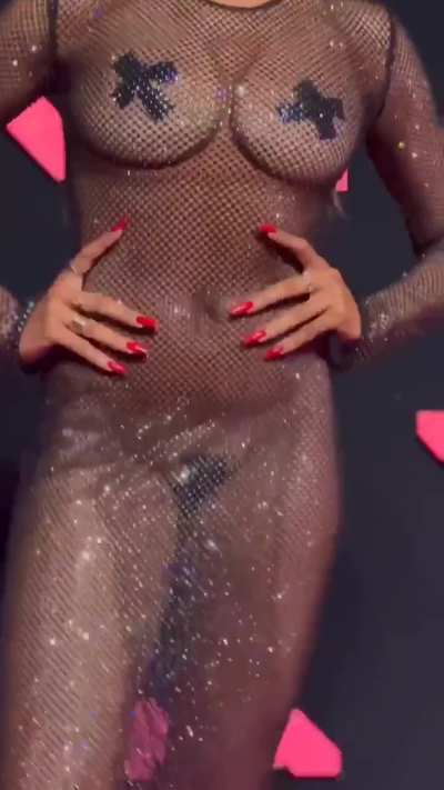 Tinashe actin up at the VMAs