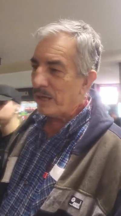 Agreden a adulto mayor por repartir boletas de Milei. Se viene un conflicto social?