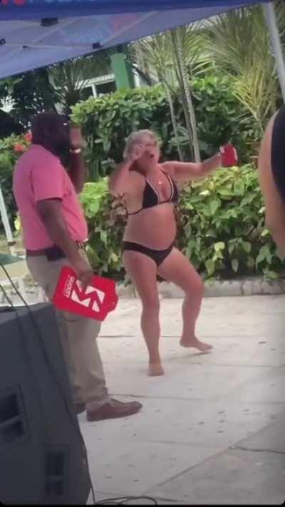American tourist does not like the Island music, demands they shut it off