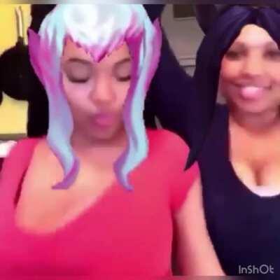 Queenvelynn and Ahrianna Grande watching Waxkali and Flop’sai mains complaining about the budget of their music videos 🤭