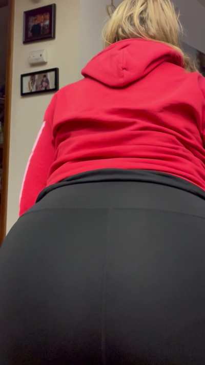 Sorry mom, I know you said it’s not lady like to fart 💨 in public, but all this holiday food is making me hella gassy!! I can’t help it! 😈 😉 