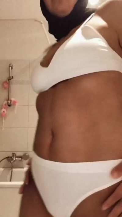 My thicc Arab body is just waiting to get wrecked 😘