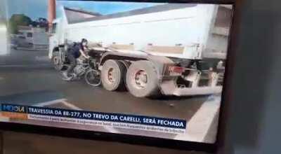 Os 3 caras ali esperando de boa pra atravessar e a anta se achando a mulher maravilha atravessa sem nem olhar pros lados. Essa aí deu sorte 2 vezes.